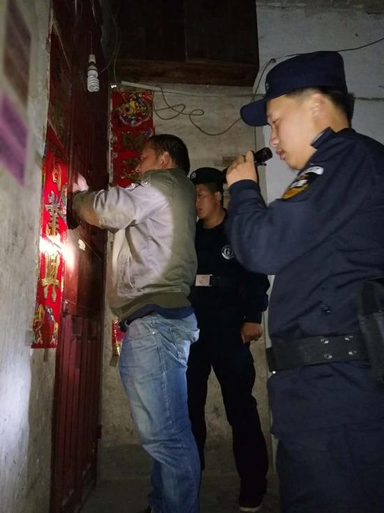 三门峡粗心妈妈误将幼女锁家中 民警全城寻开锁师傅开门